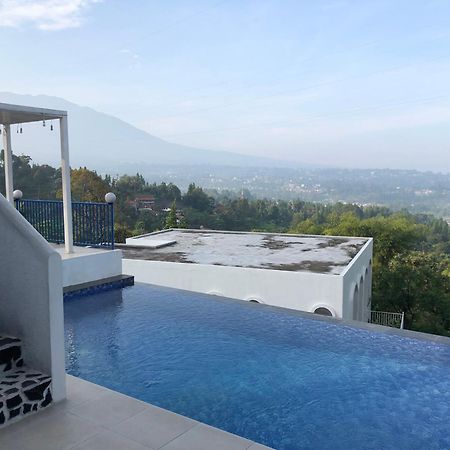Villa Blue Door, Puncak Pondok Cipaseban Buitenkant foto