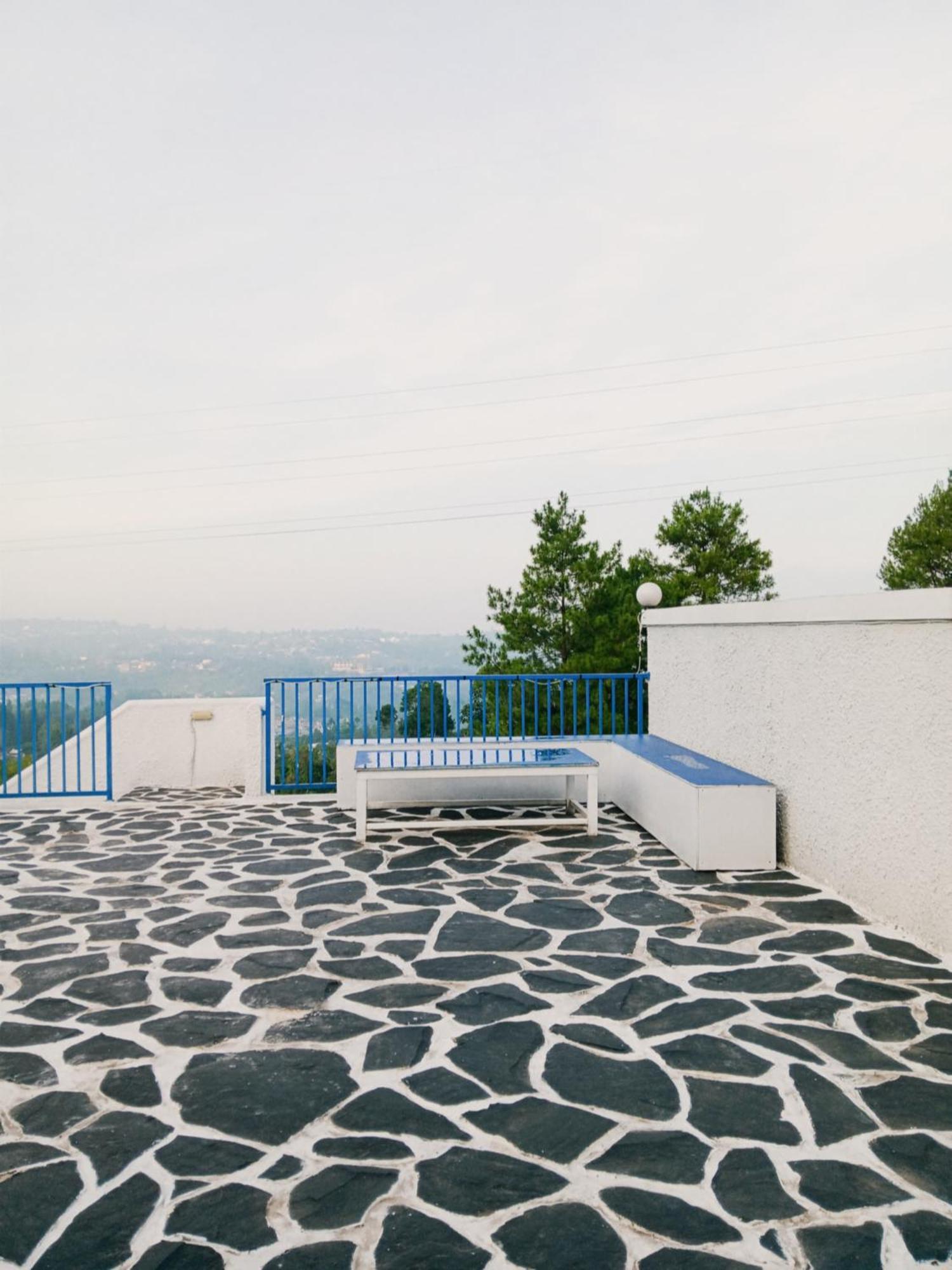 Villa Blue Door, Puncak Pondok Cipaseban Buitenkant foto