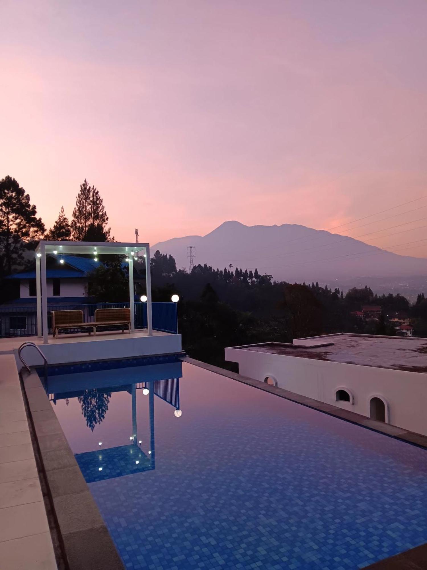Villa Blue Door, Puncak Pondok Cipaseban Buitenkant foto
