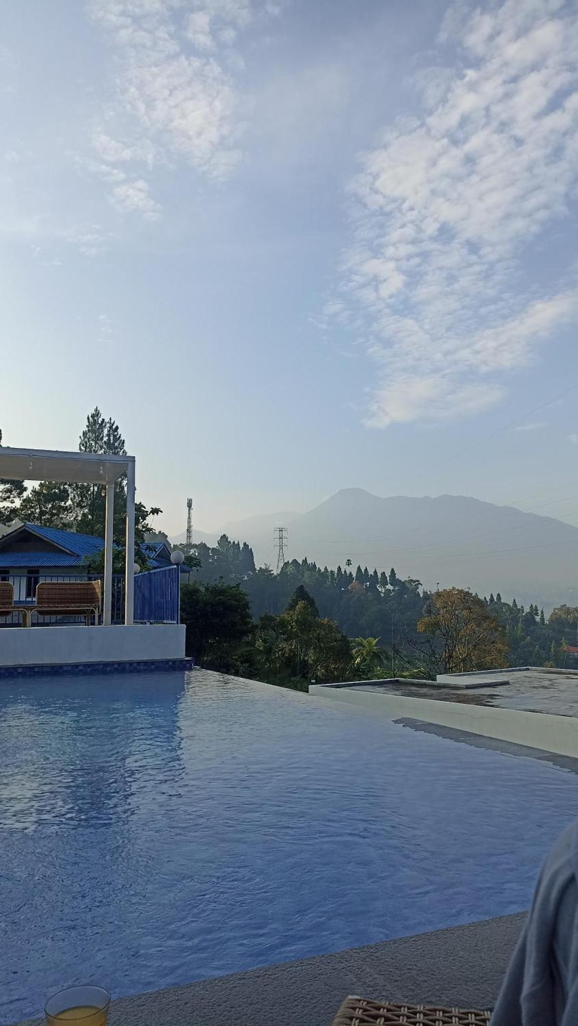 Villa Blue Door, Puncak Pondok Cipaseban Buitenkant foto