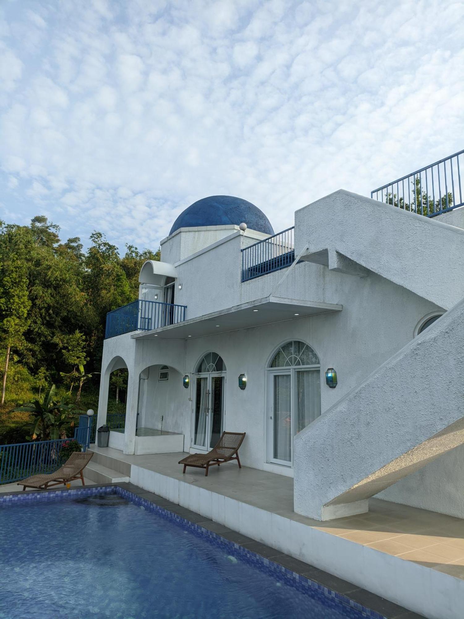 Villa Blue Door, Puncak Pondok Cipaseban Buitenkant foto