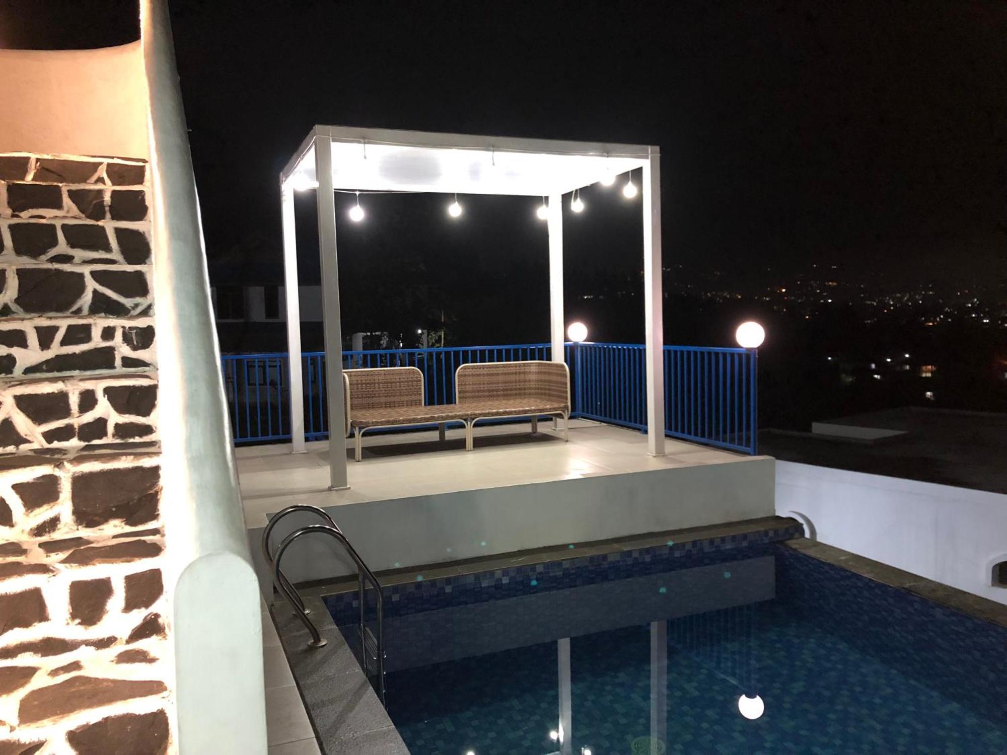 Villa Blue Door, Puncak Pondok Cipaseban Buitenkant foto