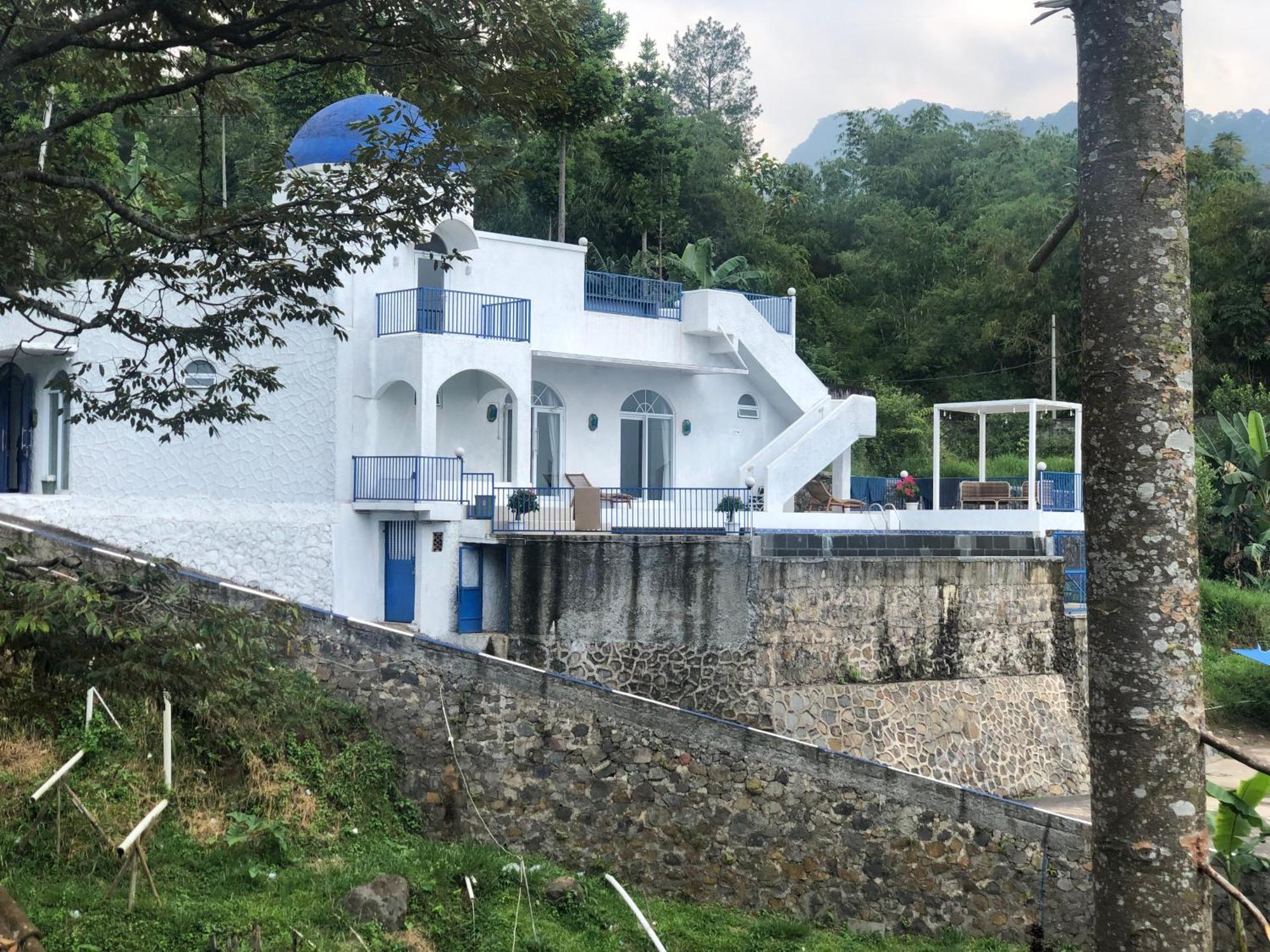 Villa Blue Door, Puncak Pondok Cipaseban Buitenkant foto